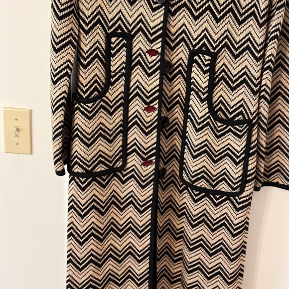 Light coat beig with black and the lining is red - Picture 2 of 5